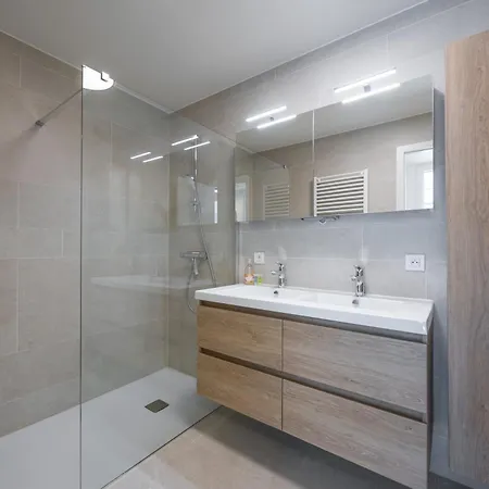 Lecomte - Sky Harbour 93 Apartament *